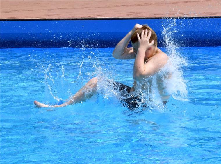 Arschbombe! So geht Abkühlung im Freibad Grünhöfe.