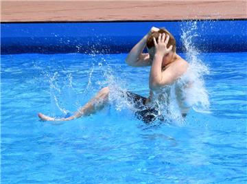 Arschbombe! So geht Abkühlung im Freibad Grünhöfe.