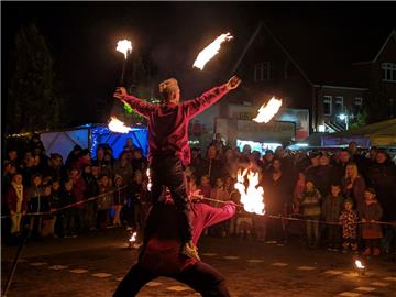 Artisten sorgten für eine Feuershow beim Lichterfest in Beverstedt.