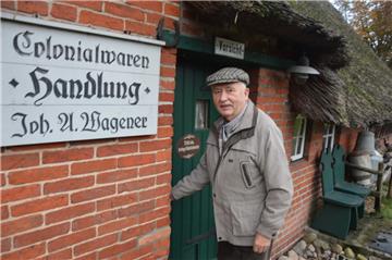 Artur Burmeister öffnet die Tür zum John-Wagener-Haus, das derzeit noch eine Ausstellung über den gleichnamigen Sieverner beherbert, der 1831 nach Amerika ausgewandert ist und dort Karriere machte. Nicht mehr lange. Das Haus soll an Privatleute verkauft werden.