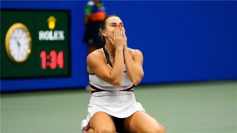 „Lektion gelernt“ - Sabalenka kürt sich zur US-Open-Siegerin Aryna Sabalenka sackte nach dem Erfolg überglücklich auf den Boden.