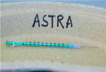  In einer Hausarztpraxis liegt eine leere Spritze nach einer Impfung gegen das Coronavirus mit dem Wirkstoff von Astrazeneca.