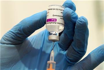 Medizinisches Personal befüllt eine Spritze mit dem Corona-Impfstoff von Oxford/Astrazeneca im NHS Nightingale Hospital North Eas