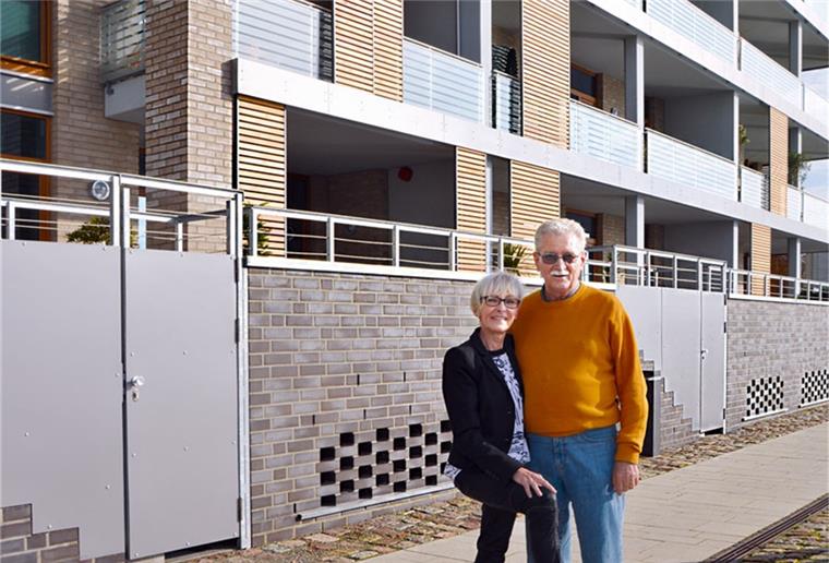 Ehepaar Vockert vor ihrem neuen Zuhause