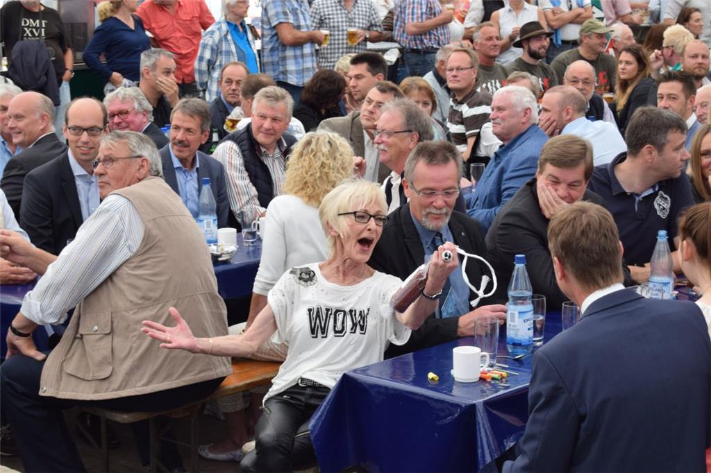 Astrid Vockert (CDU) hat eine der beliebten Würste ersteigert.
