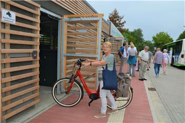 Astrid Zehm ist von der neuen Radstation in Bad Bederkesa begeistert.