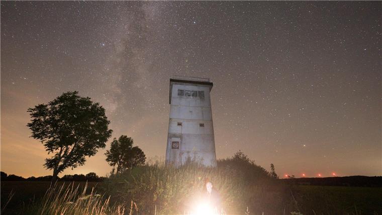 Pläne für Sternenpark in Altmark und Wendland Astrofotograf Helmut Schnieder ist nachts am Grenzturm in Dahrendorf unterwegs.