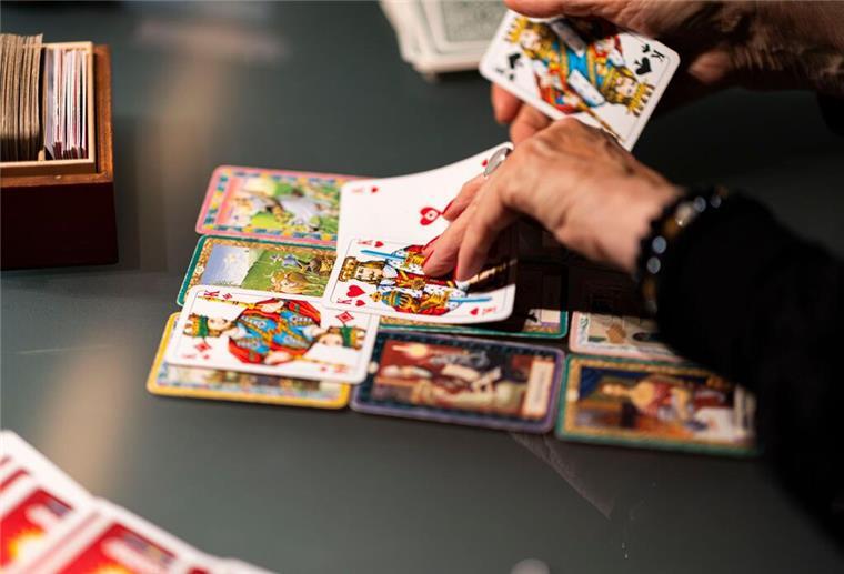 Horoskope, Astrologie & Tarot: Die 9 bekanntesten Systeme im Überblick Astrologie, Tarotkarten, Numerologie: Diese Vorhersagesysteme bieten Orientierung. Was steckt dahinter?