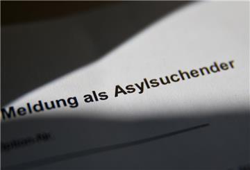 "Meldung als Asylsuchender" ist am 17.07.2014 in der Zentralen Aufnahmeeinrichtung für Asylbewerber (ZAE) in Zirndorf (Bayern) auf einer Meldebescheinigung für Asylsuchende zu lesen.