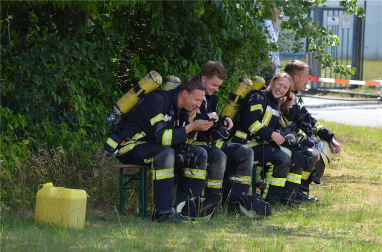 Zevener Chemie-Unfall ohne schlimme Folgen Atemschutz-Geräteträger warten bei sommerlicher Hitze im Schatten auf ihren möglichen Einsatz.