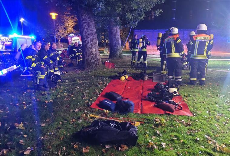 Großbrand zerstört Bauernhaus bei Selsingen: Über 120 Einsatzkräfte im Einsatz Atemschutzgeräteträger warten auf ihren Einsatz.