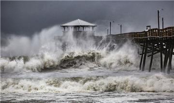Atlantic Beach: Wellen brechen an einer Pier, während sich Hurrikan "Florence" der Region nähert.