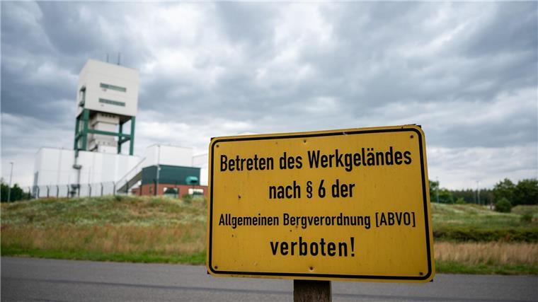 BUND fordert Konzept für alle Atommüll-Zwischenlager Atomkraftgegner befürchten, dass in Gorleben länger Atommüll gelagert wird als angekündigt. (Archivbild)
