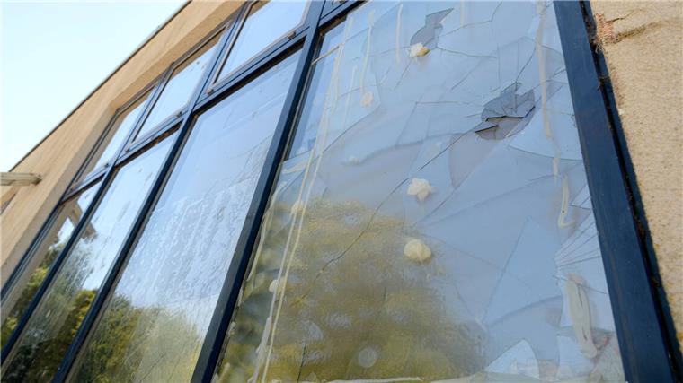 Kann Video-Überwachung die Zerstörungswut an Schulen stoppen? Ein von Zerstörungswut demoliertes Fenster an einem Bremerhavener Schulgebäude.