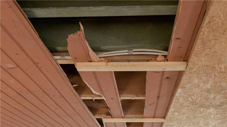 Kann Video-Überwachung die Zerstörungswut an Schulen stoppen? Attacken gegen teils nagelneu eingebaute Fenster oder wie hier an der Schule am Leher Markt gegen die Holzkonstruktion von Pausen-Wandelhallen haben sich im Jahr 2022 gehäuft. Die Stadt hat mit den erhöhten Reparaturkosten zu kämpfen und diskutiert Lösungen, um solche Zerstörungswut einzudämmen.