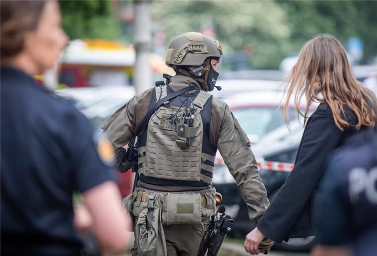 So gut sind die Schulen im Cuxland auf den Ernstfall vorbereitet Attentat am Lloyd Gymnasium: Nach Stunden durften die Schüler in Begleitung von schwer geschützten Einheiten Schulgebäude verlassen. Doch wie gut ist man im Cuxland auf den Ernstfall vorbereitet?