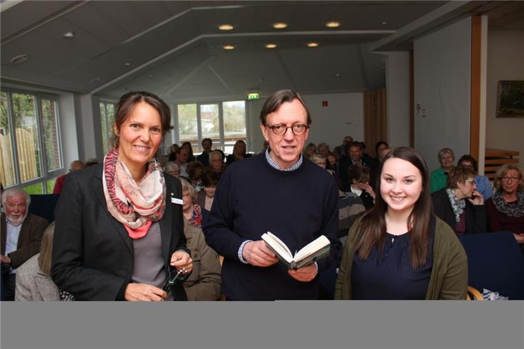Auch als Vorleser begabt: Autor Krischan Koch, der auf Einladung von Katrin Toetzke (Fahrbücherei des Kreises, links) und Katja Justus (Gemeinde) zum Auftakt des Vorlesefiebers im Beverstedter Rathaus zu Gast war.  Foto Gehrke