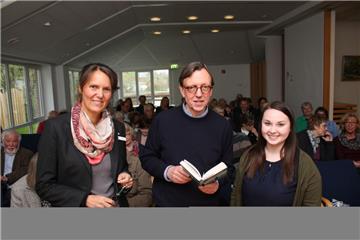 Auch als Vorleser begabt: Autor Krischan Koch, der auf Einladung von Katrin Toetzke (Fahrbücherei des Kreises, links) und Katja Justus (Gemeinde) zum Auftakt des Vorlesefiebers im Beverstedter Rathaus zu Gast war.  Foto Gehrke