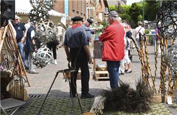 Auch alte Handwerkskunst wird präsentiert. So hat ein Seiler sogar eine kleine R...