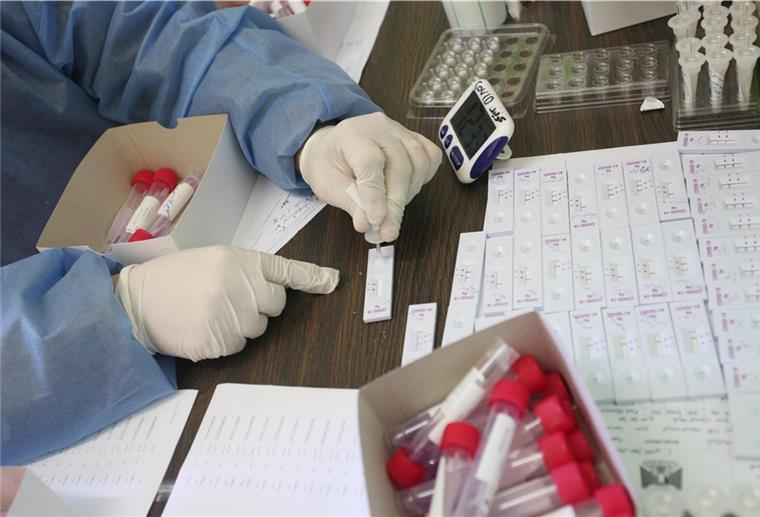 RKI registriert erstmals mehr als 300.000 Corona-Neuinfektionen Eine Person des Gesundheitswesens wertet im Al-Shifa Medical Complex in Gaza-Stadt eine Abstrichprobe für einen Corona-Test aus.