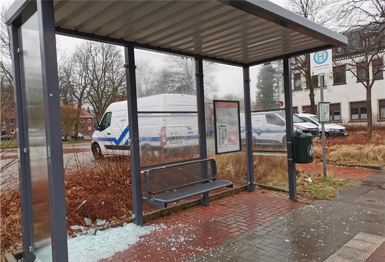 Zerstörte Nordenhamer Bushaltestellen: Belohnung ausgesetzt Auch am Einswarder Marktplatz ist die Glasscheibe einer Bushaltestelle zerstört worden.