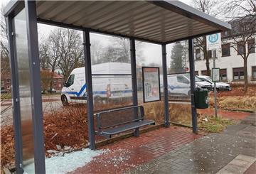Auch am Einswarder Marktplatz ist die Glasscheibe einer Bushaltestelle zerstört worden.