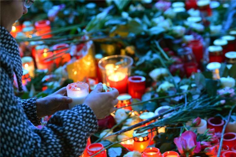 Zusammengefasst! Das war der Mittwoch im nord24-Land Auch am Mittwoch legten Passanten noch Kerzen und Kränze an der Gedächtniskirche in Berlin nieder.