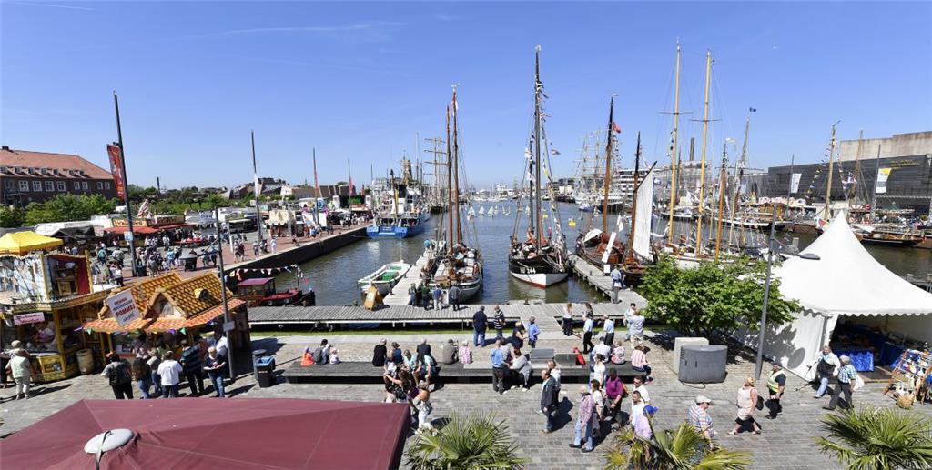 Auch am Sonntag strömten Besucher in den Neuen Hafen. - Foto Scheschonka