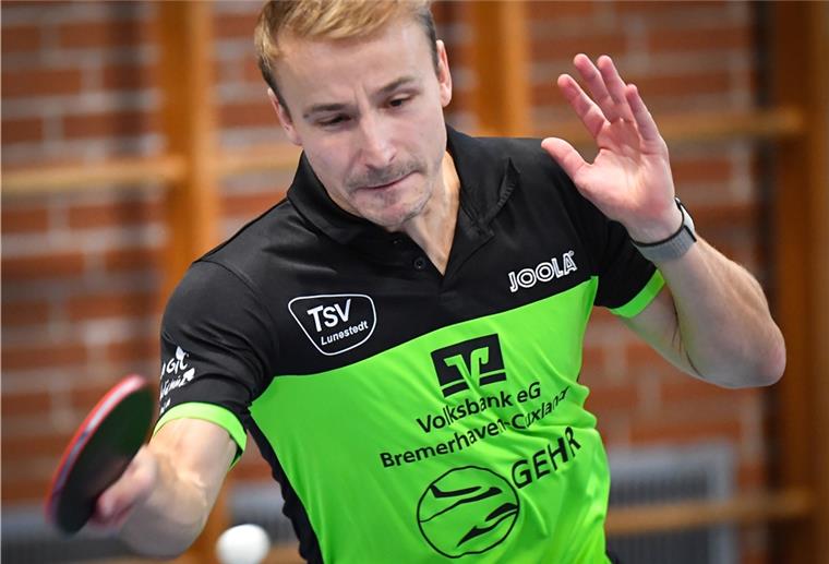TSV Lunestedt: Dennis Heinemann reist in die Podcast-Welt Mann mit Tischtennisschläger schaut auf weißen, kleinen Ball.