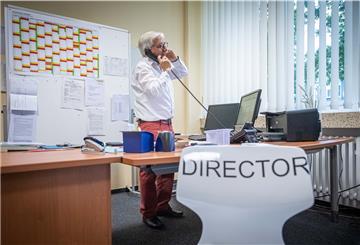 Auch am vorletzten Arbeitstag kriegt Schulleiter Bodo Jentsch das Telefon kaum vom Ohr. Immerhin will der 67-Jährige noch ein paar Stunden pro Woche weiter an der Berufsschule unterrichten.