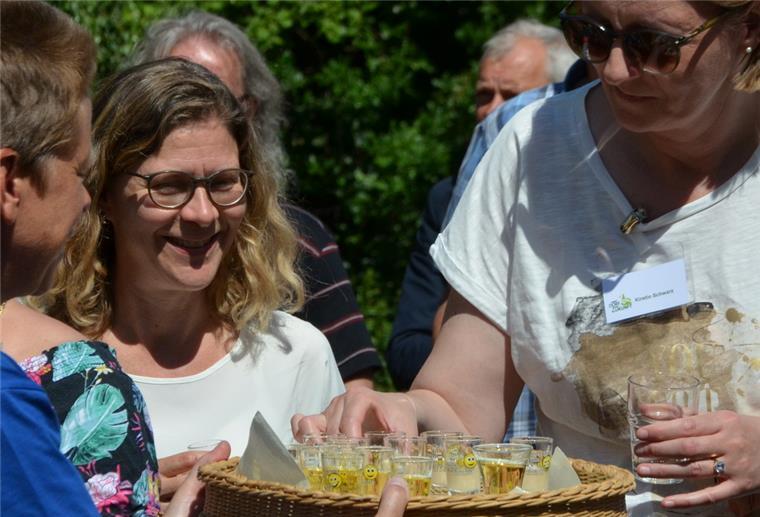 Dorfwettbewerb: Jury von Rhade beeindruckt Auch an den Genuss war in Rhade gedacht: Hier wird zur Verabschiedung der Juroren Likör serviert.