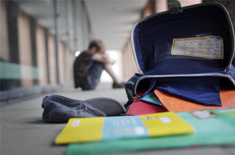 Was tun die Schulen im Cuxland gegen Mobbing? Auch an den Schulen im Cuxland gibt es Fälle von Mobbing: Opfer – wie dieser Junge auf dem Symbolfoto – fühlen sich oftmals allein. Die Lehrer setzen auf Kommunikation