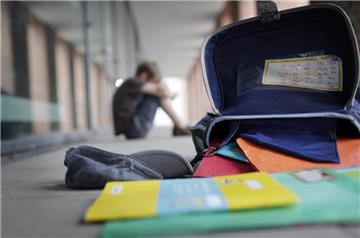 Auch an den Schulen im Cuxland gibt es Fälle von Mobbing: Opfer – wie dieser Junge auf dem Symbolfoto – fühlen sich oftmals allein. Die Lehrer setzen auf Kommunikation