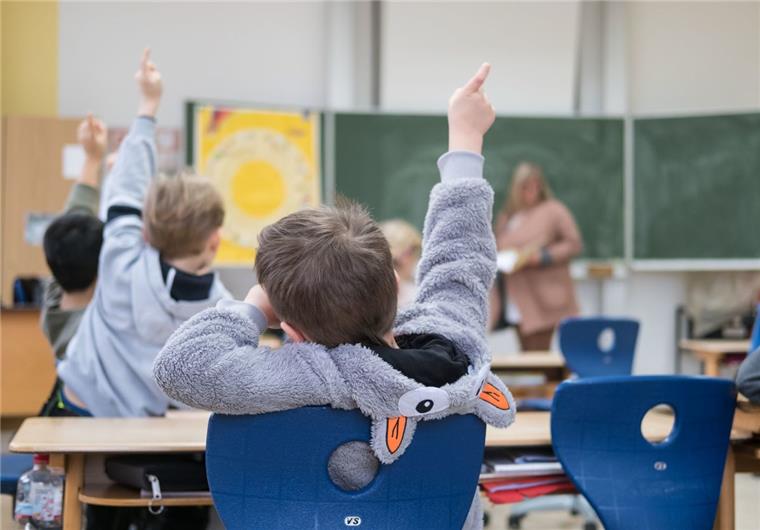 Lehrermangel in Rodenkirchen Auch an den Schulen in Rodenkirchen fallen immer wieder Schulstunden der Kinder aus. Die Unterrichtsversorgung liegt bei rund 95 Prozent.