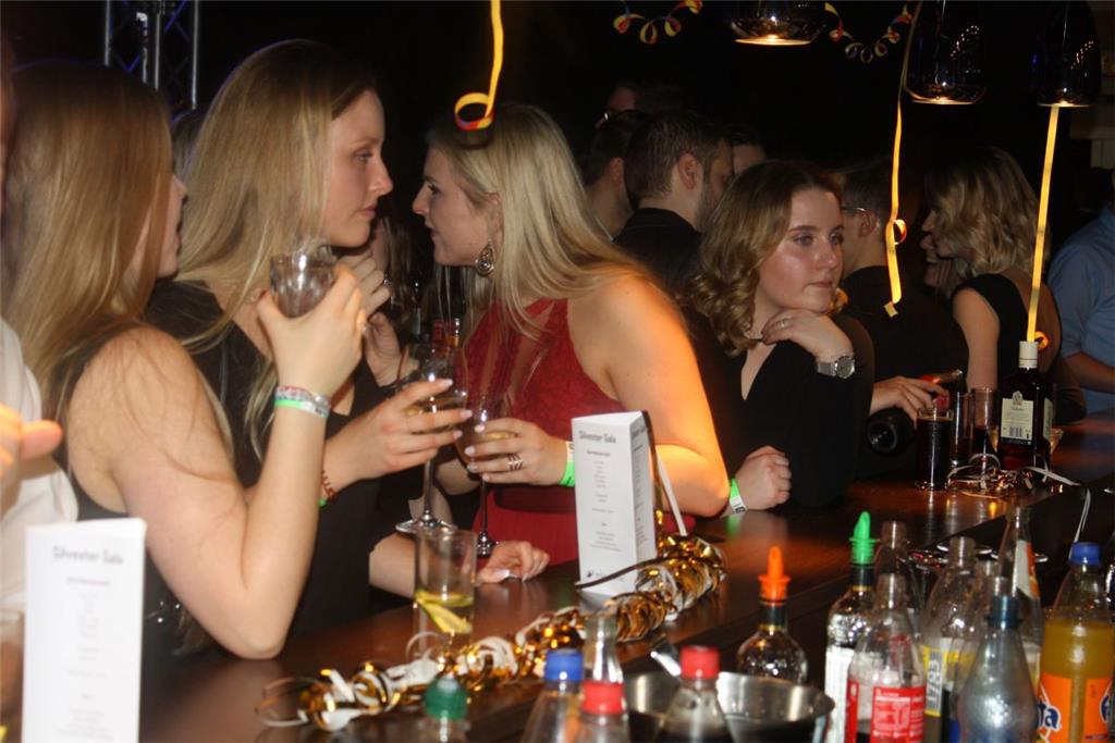 Auch an der Bar im &quot;Piano&quot; lassen es sich hübsche, junge Frauen gut ge...