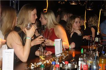 Auch an der Bar im &quot;Piano&quot; lassen es sich hübsche, junge Frauen gut ge...
