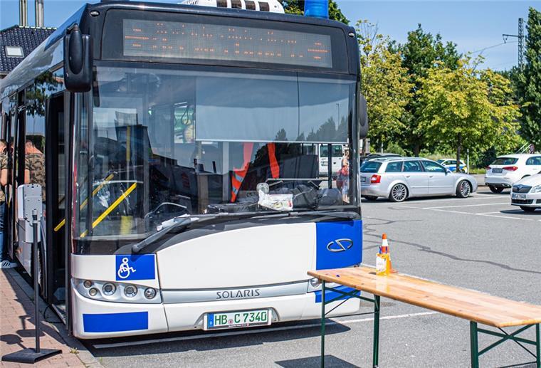 Bus auf Parkplatz mit Tisch davor.
