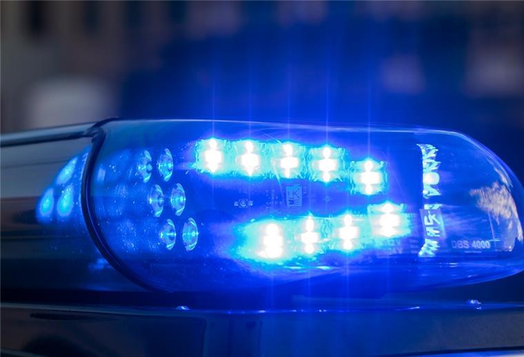 Das Blaulicht auf einem Fahrzeug der Polizei leuchtet in der Dunkelheit. 