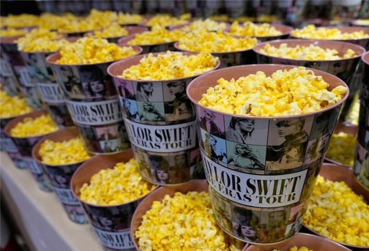 Taylor Swift feiert Filmpremiere in Los Angeles Auch an Popcorn im Taylor-Swift-Becher wurde gedacht.