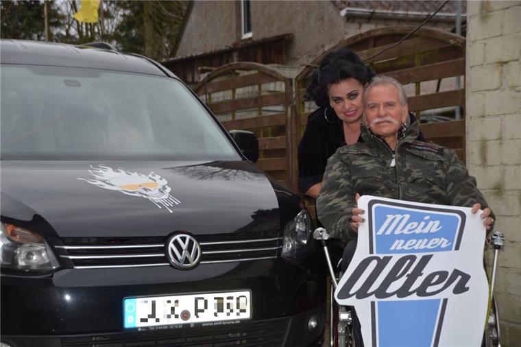 Det Müller hilft: "(M)ein neuer Alter" für Paar aus Nordholz Auch auf dem neuen Auto von Inge Perlo und Hans Karcher darf der Totenkopf nicht fehlen.