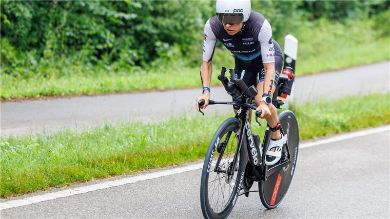 Langes Leid am Tag der Weltbestzeiten - Anne Haug famos Auch auf dem Rad spitze: Triathletin Anne Haug.
