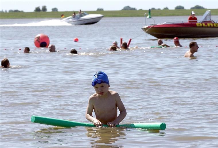 Wasserschutzpolizei nimmt Freizeitskipper in den Fokus Auch auf dem Wasser sind Regeln einzuhalten. Zum Beispiel Geschwindigkeiten und Abstände zum Badebetrieb. Auch die Wasserschutzpolizeiststation Brake ist in die Sportbootkontrolltage eingebunden.