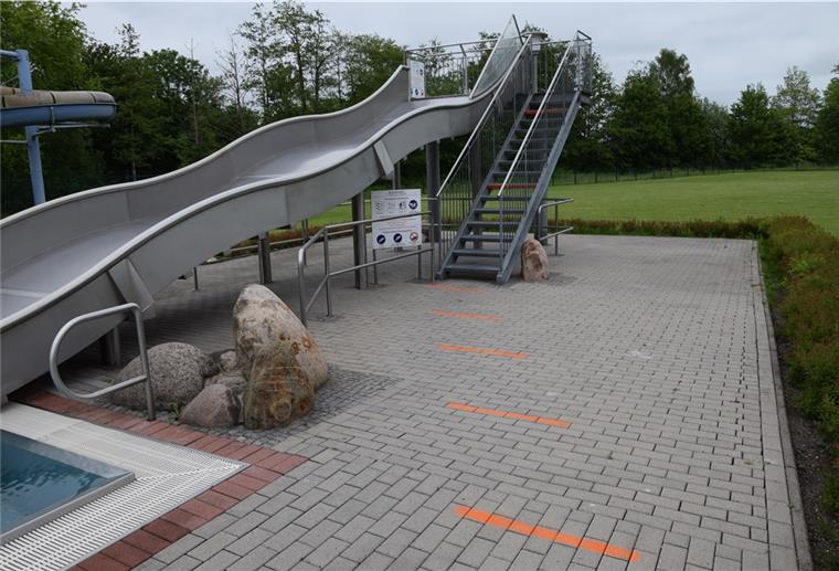 Nordenhamer Freibad wartet auf besseres Wetter und Kunden Auch auf dem Weg zur Rutsche gelten Abstandsregeln. Aus diesem Grund wurden Bodenmarkierungen angebracht.