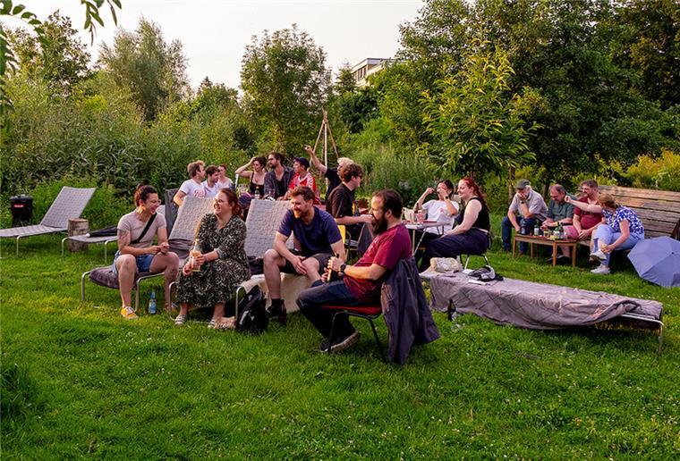 Welche Events erwarten euch im Juli im Beet und was geht beim Kneipenquiz ab? Leute im Grünen