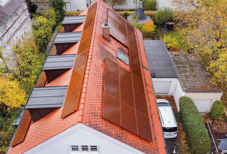 Solaranlage auf denkmalgeschütztem Haus in München.  Auch auf denkmalgeschützten Dächern sind Solaranlagen möglich – mit klaren Vorgaben. Richtig umgesetzt, spart man Energie und steigert langfristig den Immobilienwert.