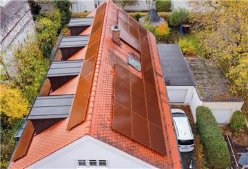 Solaranlage auf denkmalgeschütztem Haus in München.  Auch auf denkmalgeschützten Dächern sind Solaranlagen möglich – mit klaren Vorgaben. Richtig umgesetzt, spart man Energie und steigert langfristig den Immobilienwert.
