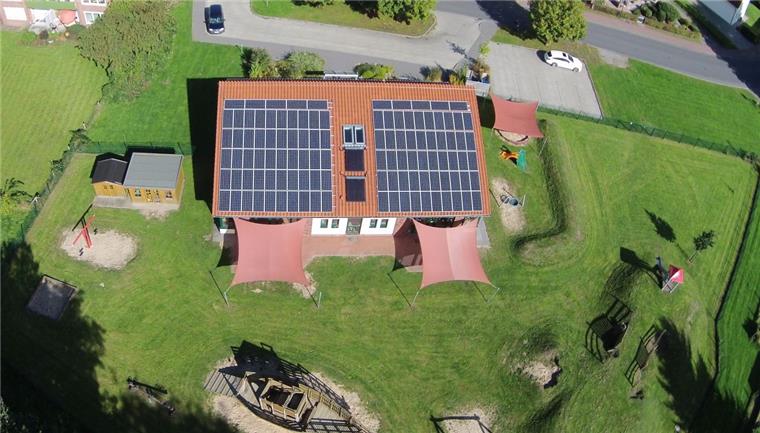 Bei der Genossenschaft Neue Energien Bremerhaven-Cuxland zahlt die Sonne Dividende Auch auf der Kindertagesstätte in Stubben erzeugen Solarmodule Strom für die Genossenschaft.