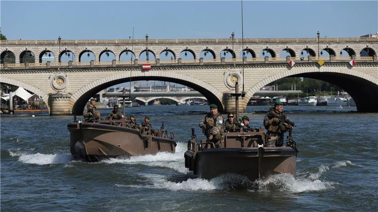 Frankreich setzt auf maximale Sicherheit für Olympia Auch auf der Seine sind Sicherheitskräfte im Einsatz.