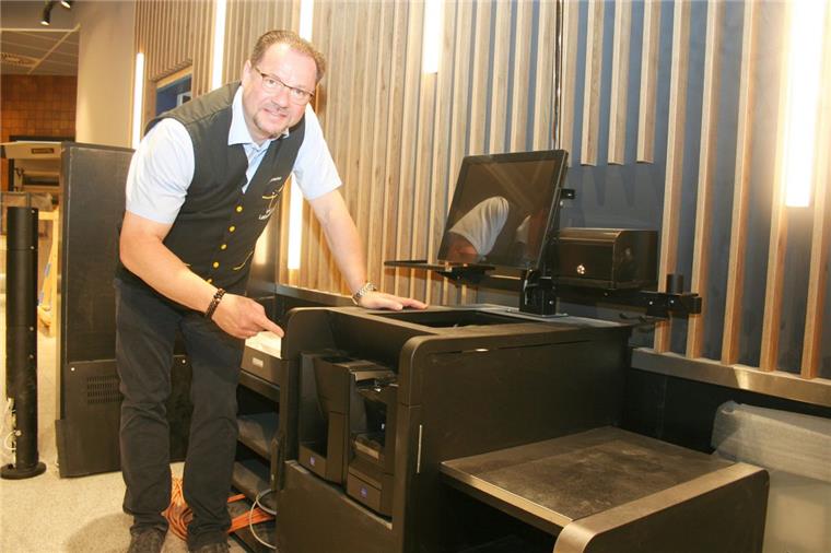 E-Center in Loxstedt: Bezahlt wird am Automaten Auch auf seine drei SB-Kassen ist E-Center-Inhaber Roy Schomacker stolz. Sie eigen sich vor allem für kleinere Einkäufe.