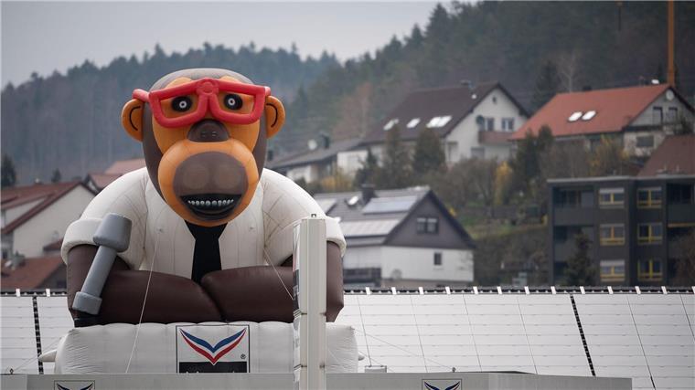 Trigema-Affe bald neu gestylt im Fernsehen Auch aufgeblasen gibt es den Trigema-Affen - hier auf dem Dach der Firmenzentrale in Burladingen.